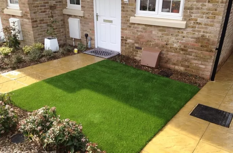 artificial-grass-for-front-gardens_004-760x500-c-center