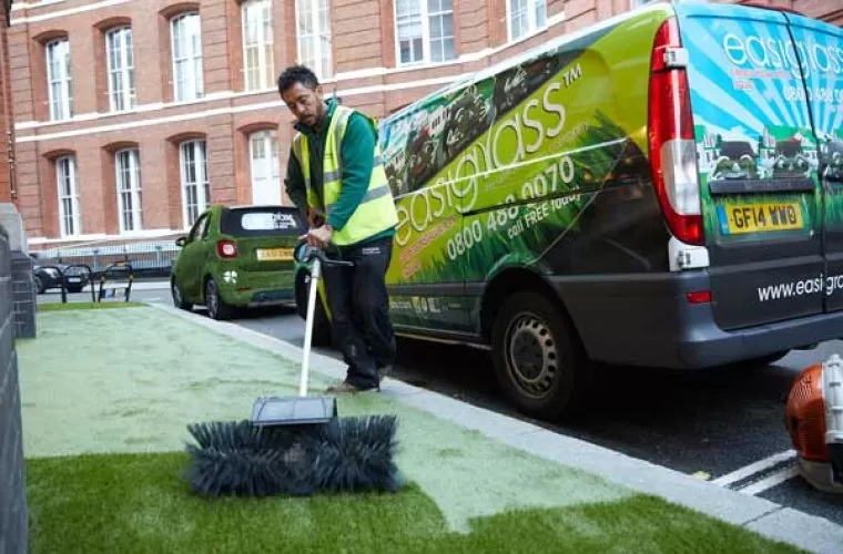 synthetic-grass-installation-london-fashion-week-760x500-c-center